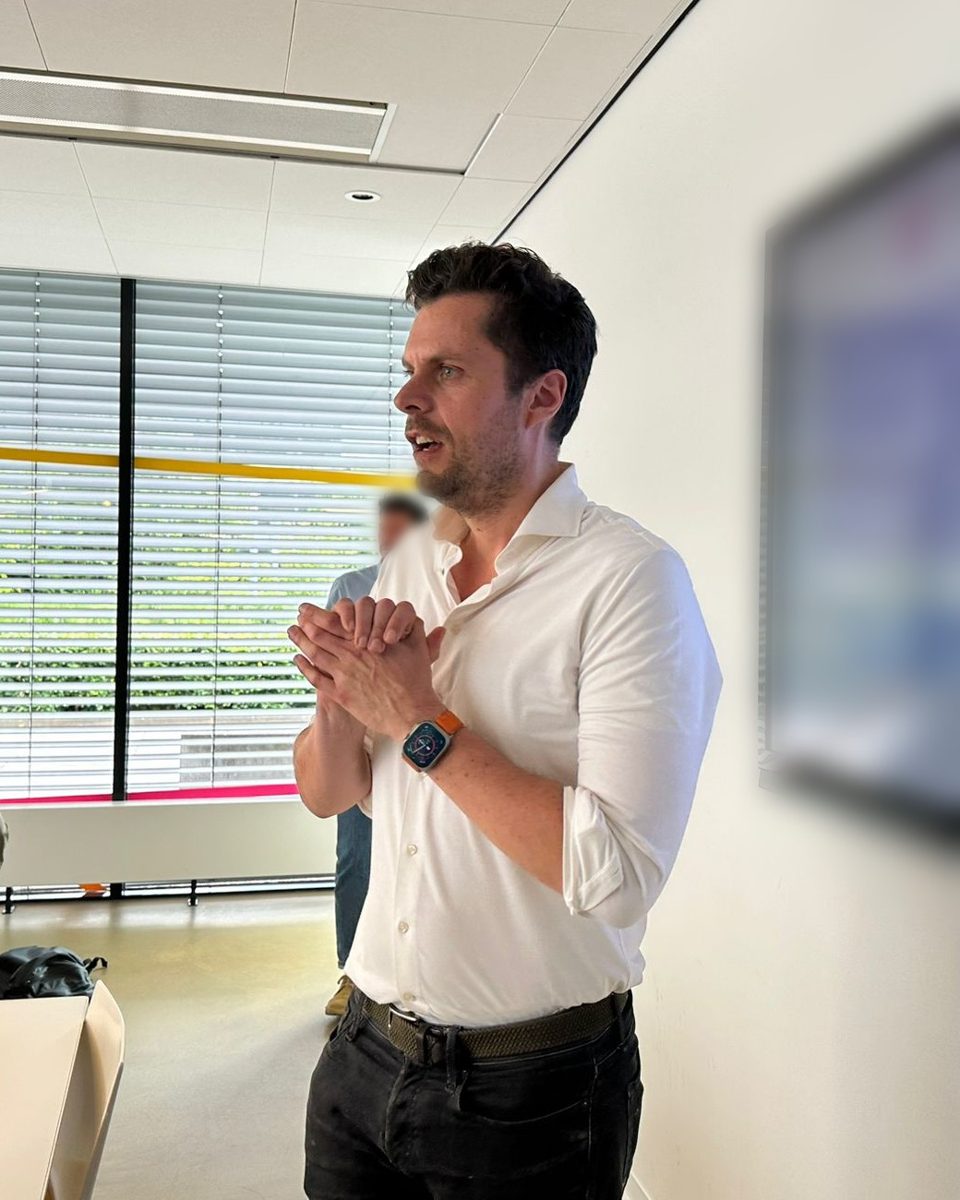 Jan-Willem van Beek legt iets uit tijdens een sessie met een team